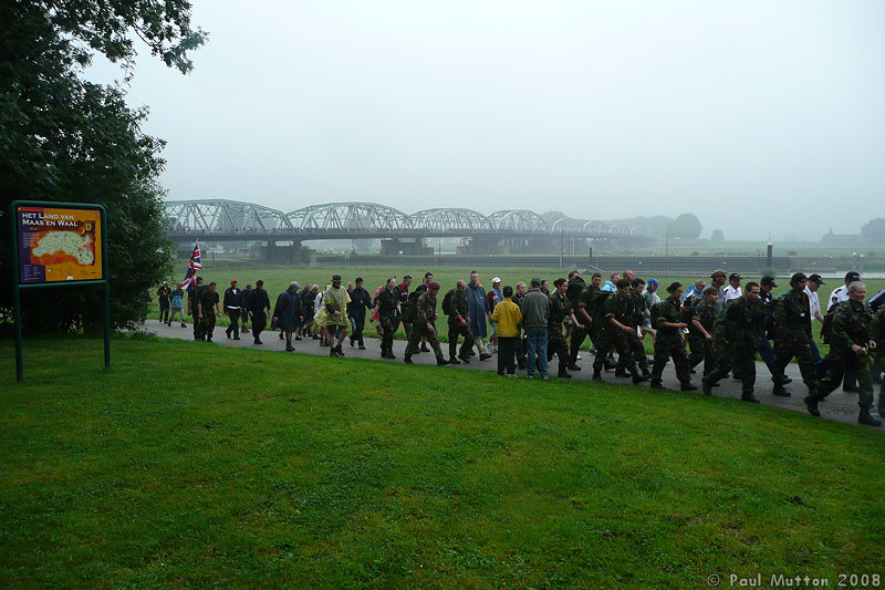 P1000673 Soldiers and civilians marching in front of bridge